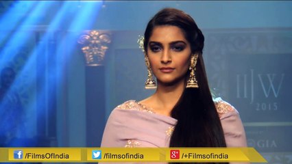 Sonam Kapoor Sizzles At IIJW 2015 Finale
