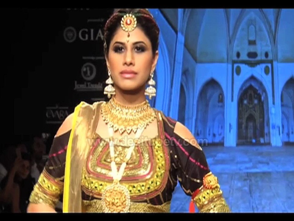 HOT Figured Models Showcasing Stunning Styles & Unique Jewells-Sunil Jewellers Show-IIJW 2015