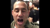 Así fue como un comediante humilló a una pareja que se besaba en el metro