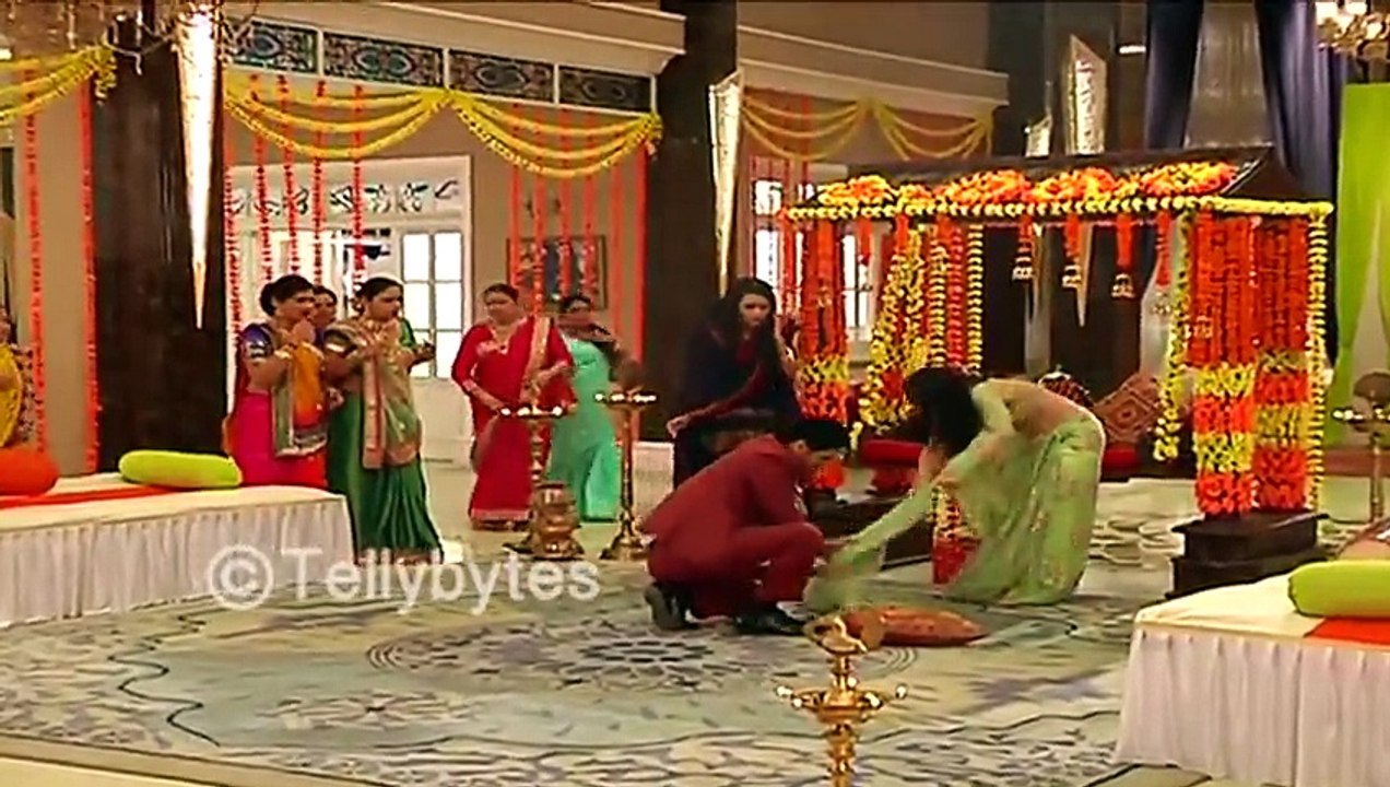 Meri Aashiqui Tumse Hi 7 August 2015 Ranveer saves Ishani from fire  Ishani and Ritika's face off in