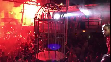 حصري بالفيديو جماهير الترجي يتهجمون على سليم الرياحي داخل الملهى الليلي الباشا