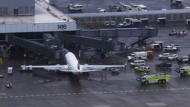 Alaska Airlines Returns to Seattle After Agent Trapped In Cargo Hold (720p)