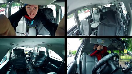 Un enfant de 3 ans joue au taxi dans les rues de Dublin