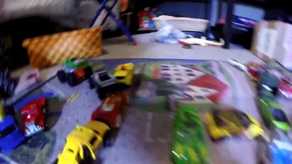 HOT WHEELS PLAY MAT FUN! Cars and Trucks Kids Playing TOYS