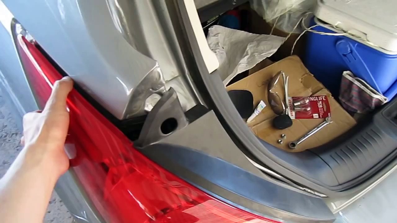 2007 Nissan Versa Brake Light Bulb Replacement