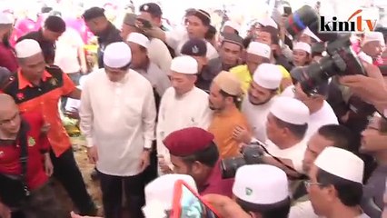 10:41 pagi: Orang ramai berasak cuba tatap jasad Nik Aziz