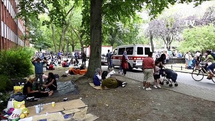 L'interminable attente de réfugiés dans la chaleur de Berlin