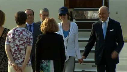 Isabelle Prime est accueillie par François Hollande et Laurent Fabius à Villacoublay