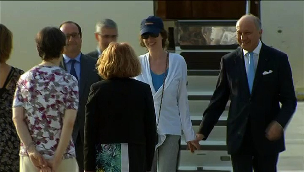Isabelle Prime est accueillie par François Hollande et Laurent Fabius à Villacoublay