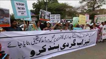 Pakistaníes protestan en repulsa de las agresiones con ácido contra mujeres