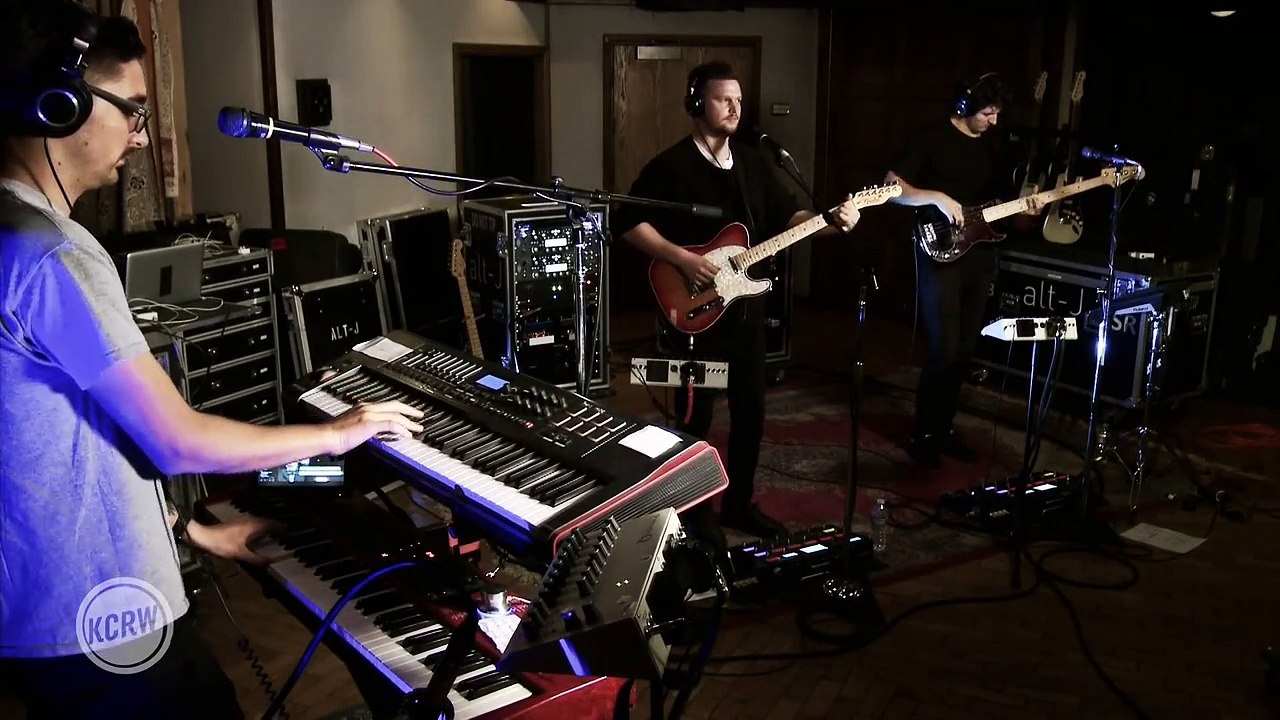 Alt-J performing "Left Hand Free" Live at the Village on KCRW