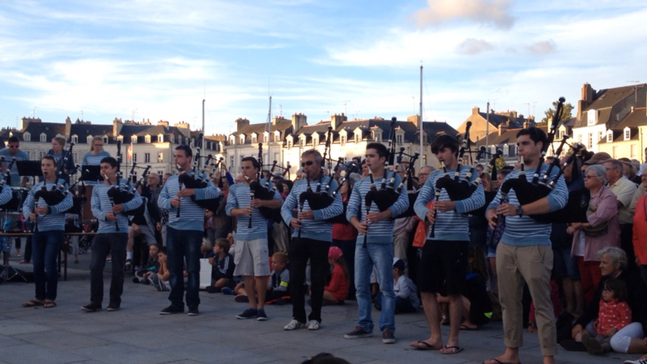 Le bagad de Vannes applaudi sur le port