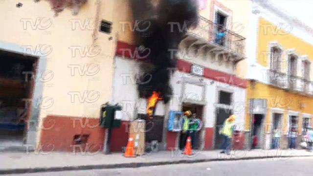 Corto circuito en Avenida Juarez causo alerta entre capitalinos que se encontraban cerca del lugar.