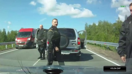 La police russe anti émeutes attaque un conducteur apparemment en infraction