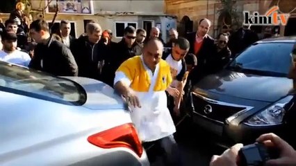 'Lelaki magnet' cuba cipta rekod dunia tarik dua kereta