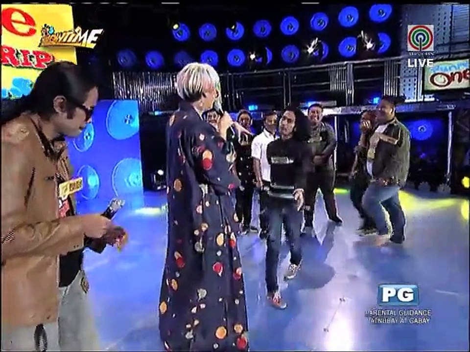 Kilig! Ryan Rems serenades Vice Ganda