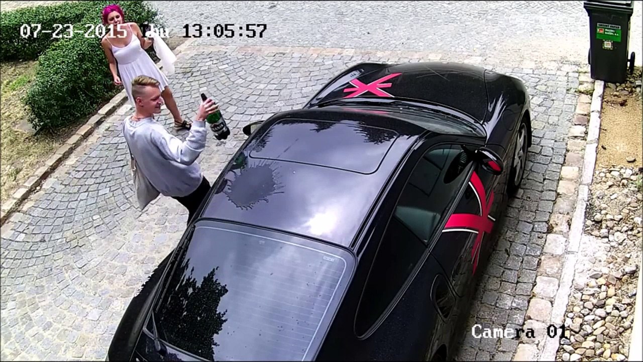Une Porsche vandalisée par un jeune homme (Prague)