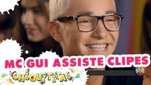 Mc Gui assiste videoclipes na escola