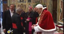papa Francesco cardinale, saluta Benedetto XVI Collegio cardinalizio 28/02/2013