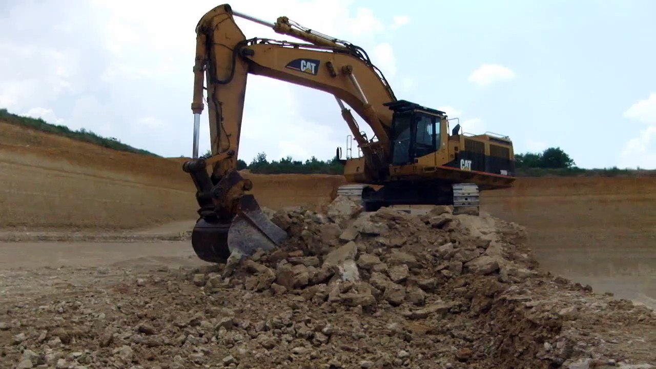 Terrassement avec dent de deroctage sur pelle caterpillar 385 gillet tp coussegrey