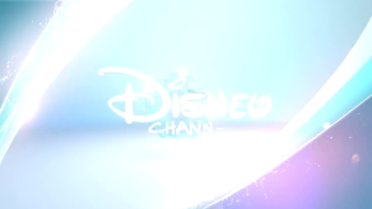 Disney Channel Mickey Mouse Club (Mickey Mouse Club) _ girl friends showing Mickey, Violet fragrance "