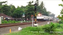 Kereta Ekspres Lodaya CC 206 Bertemu Kereta Ekonomi Logawa CC 201