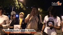Aktivis bersolidariti bersama peguam di luar balai polis