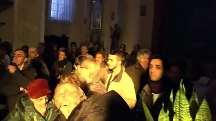 Cura italiano canta el Bella Ciao(canción antifascista) después de la misa