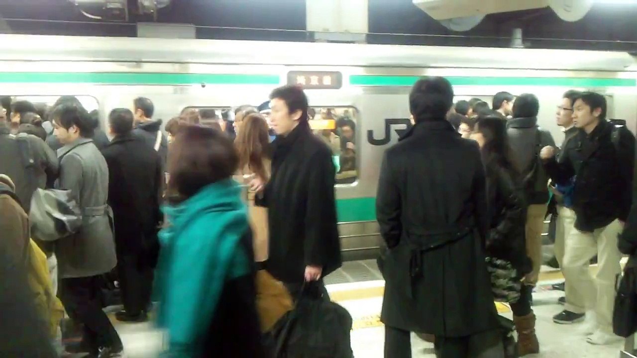 なかなかドアが閉まらない埼京線205系(新宿駅)