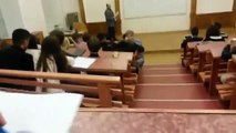 Professore punisce studente rumoroso