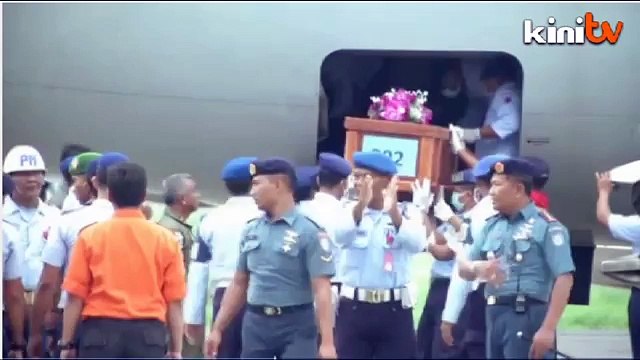 First AirAsia bodies arrive as bad weather hampers recovery