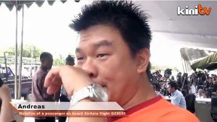 Sanak saudara, keluarga terus kumpul di lapangan terbang