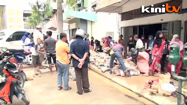 Peniaga terpaksa lelong barangan selepas banjir