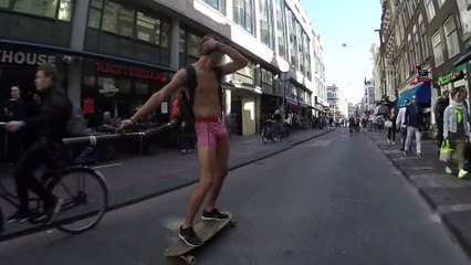 Télécharger la video: Il fait du Longboard avec un souffleur de feuilles à Amsterdam!