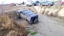 Mercedes Benz G and Hummer H2 offroading in mud
