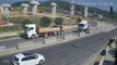 Un camion écrase une voiture sur l'autoroute contre les bordures en béton !
