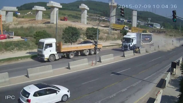 Un camion écrase une voiture sur l'autoroute contre les bordures en béton !