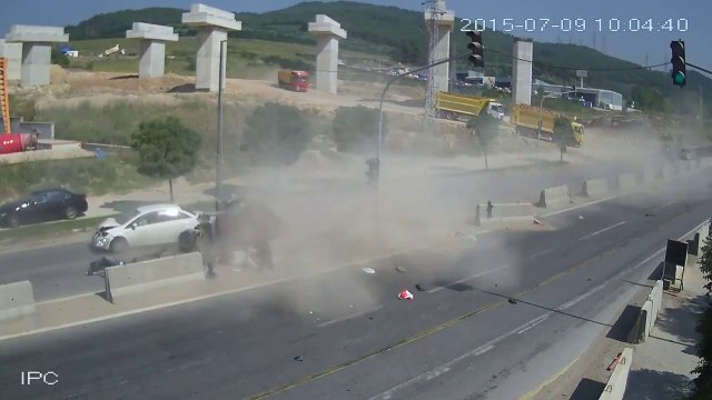 Truck crushes Car against highway concrete Blocks causing massive accident in Turkey!