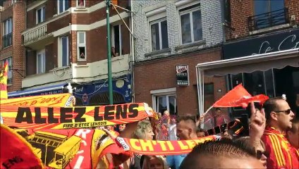 Chaude ambiance dans le cortège avant le match RCLens - Red Star