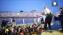 انتشال 300 مهاجر قبالة السواحل اليونانية