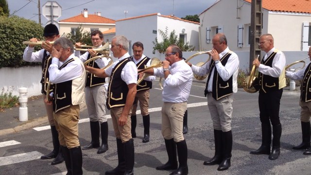 Rallye trompes du Val De Vie se produit en pleine rue