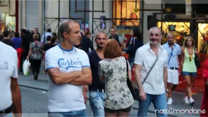 Ragazza a Napoli chiede ai ragazzi di fare l'amore con lei