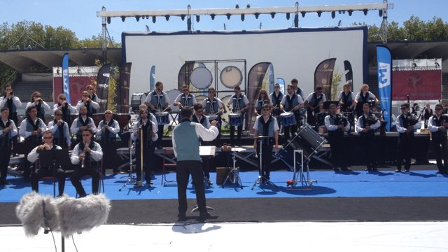 Ovation pour le bagad de Vannes