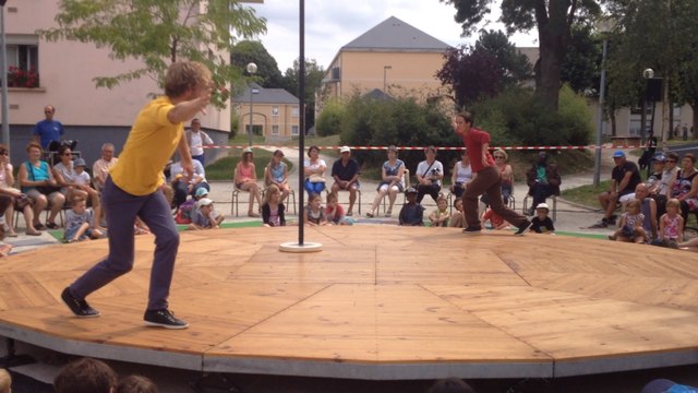 Fantaisies : Entre nous par le Carré curieux