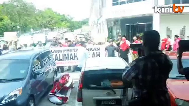 PERKASA robek poster Krismas di bangunan DAP