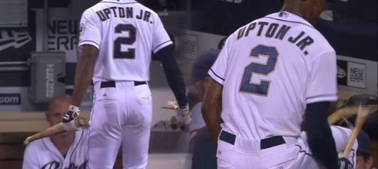 Sinirden beyzbol sopasını kırdı