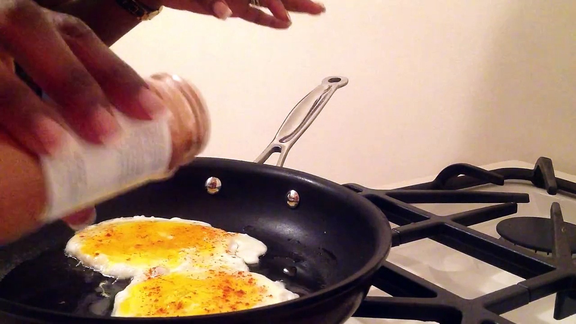 How to make Delish, fried eggs.