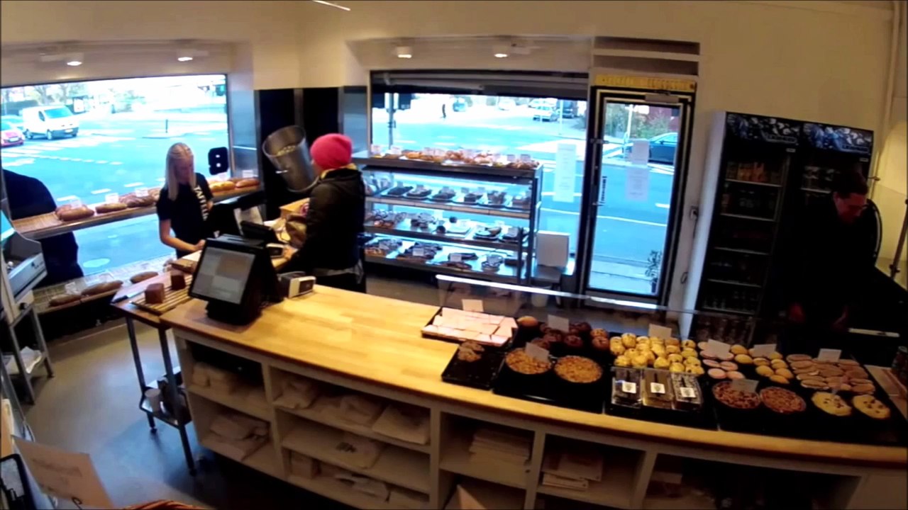 Wenn die Verkäuferin eine App wäre (Versteckte Kamera)