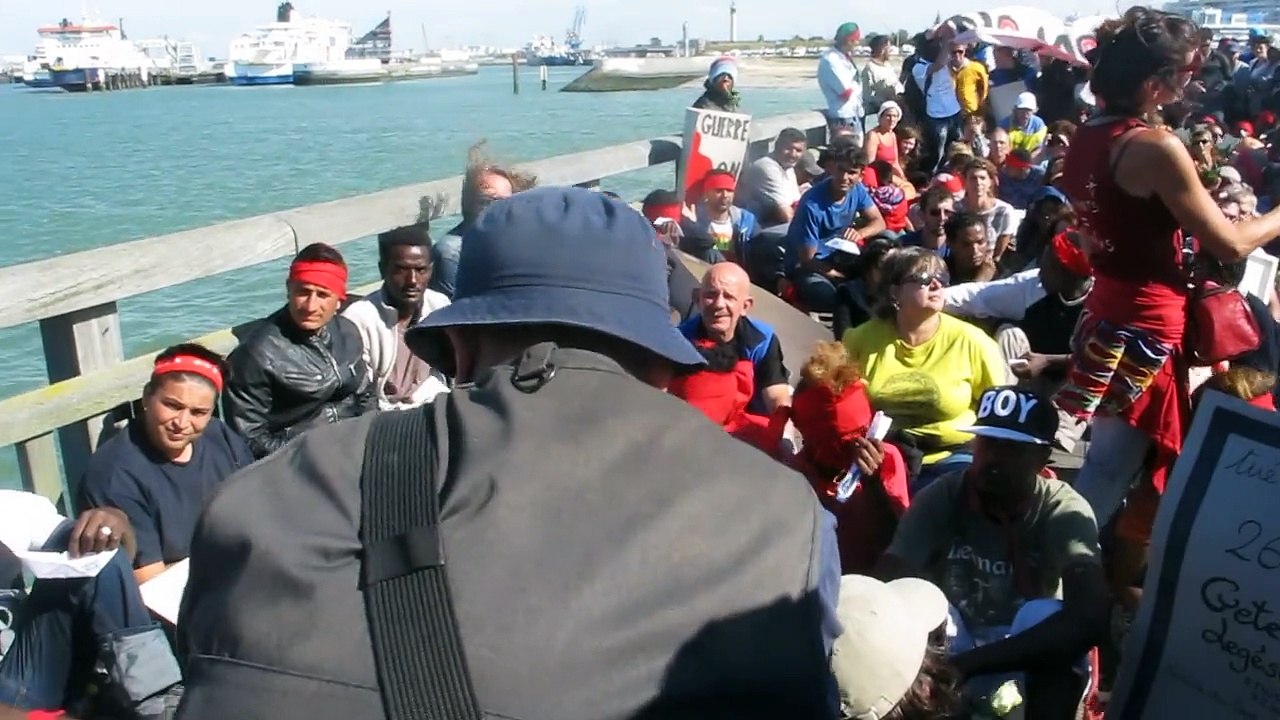 Calais: au milieu de la jetée, hommage aux migrants décédés à la frontière