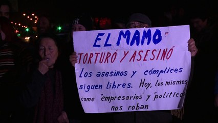 Chilenos celebran muerte de exjefe de policía de Pinochet